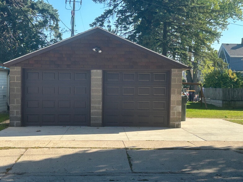 Building Photo - 2402 S 83rd St