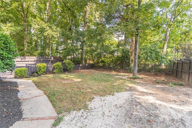 Building Photo - 736 Singley Dr