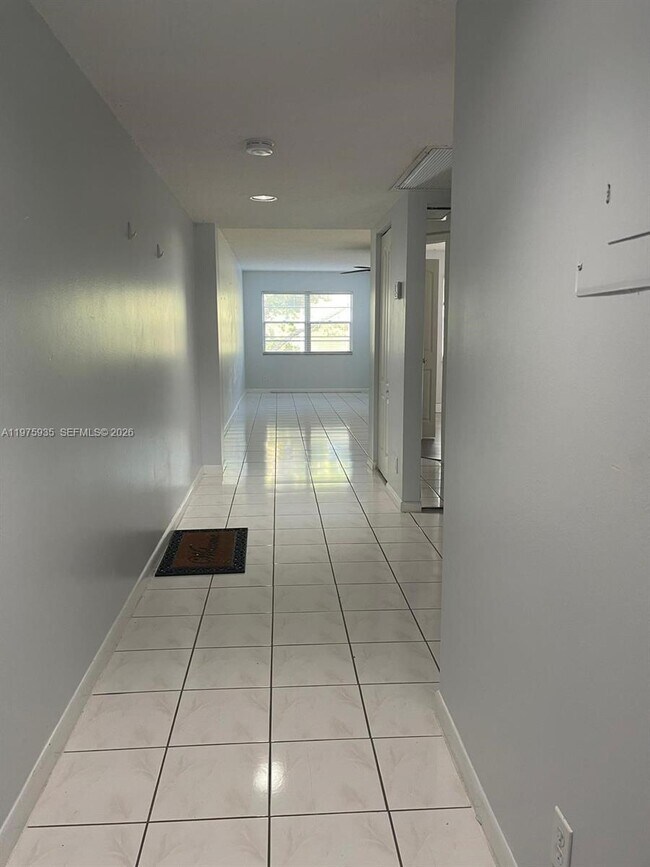 Building Photo - 1110 SW 125th Ave