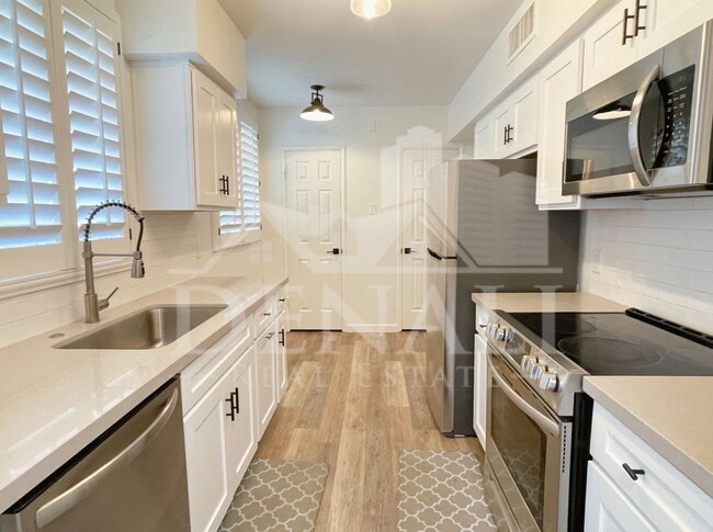 Building Photo - 3242 E Camelback Rd