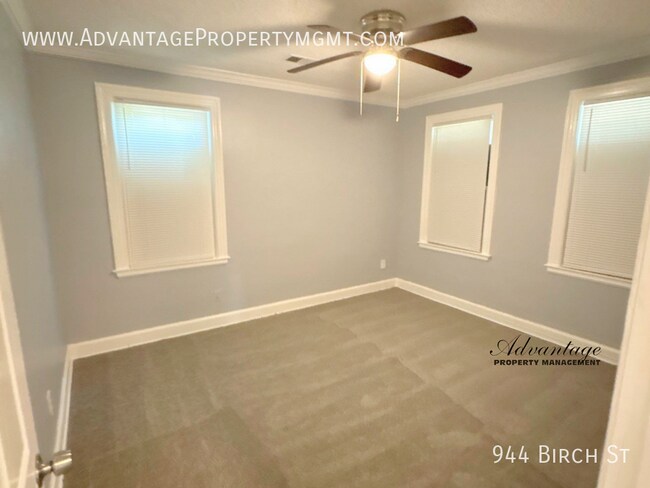 Building Photo - 944 Birch St