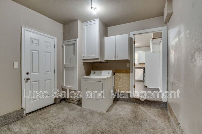 Building Photo - 3005 SW 52nd Pl