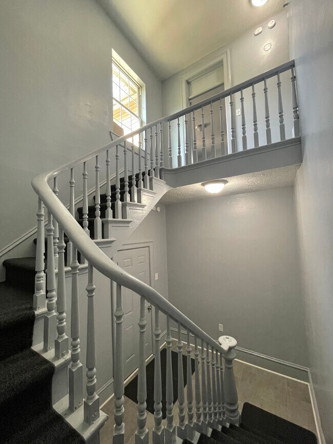 Building Photo - 916 Swann St