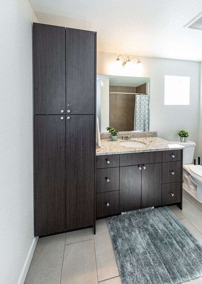 Building Photo - Westside 1 bed, 1 bath Luxury Apartment near Garden of the Gods
