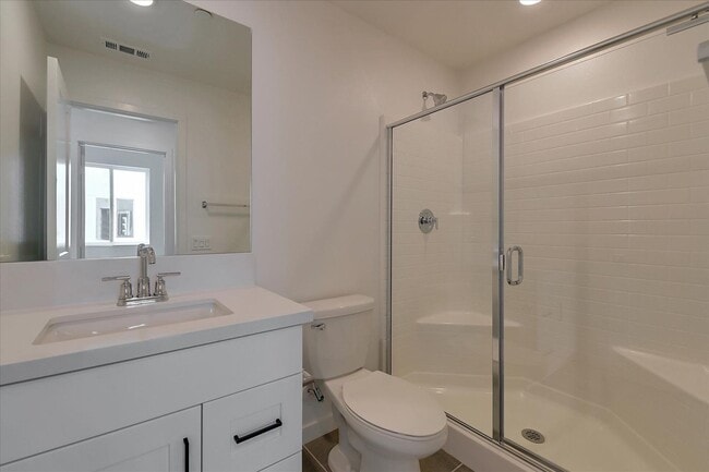Building Photo - Updated and Luxurious Gorgeous 3 Bedroom T...