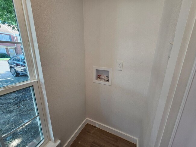 Building Photo - Recently rehabbed. Available now