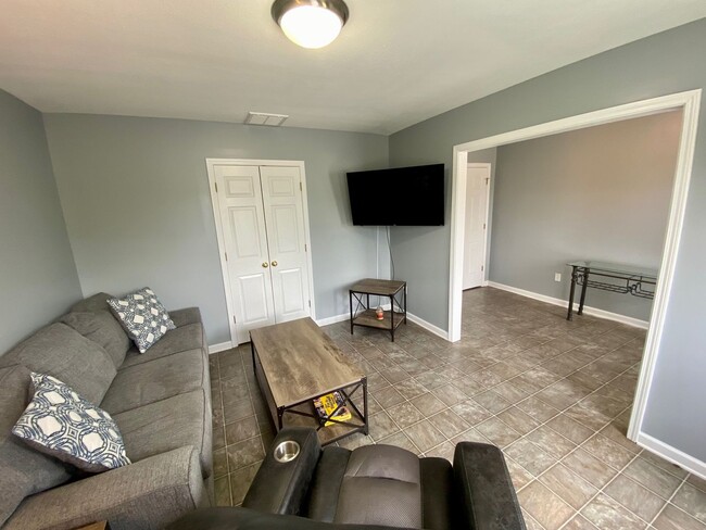 Building Photo - West AVL - Spacious Home in Scenic Bluff Subdivision