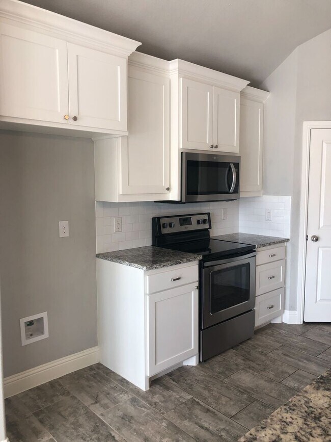 Building Photo - 2 Yr Old 4 Bdrm/2Bath in the Heart of Weatherford!