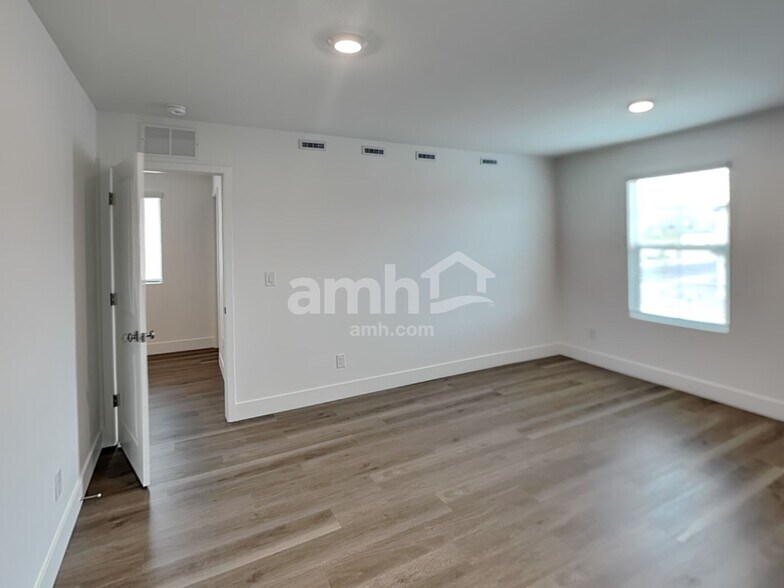 Building Photo - 5872 Vaes Dothrak St