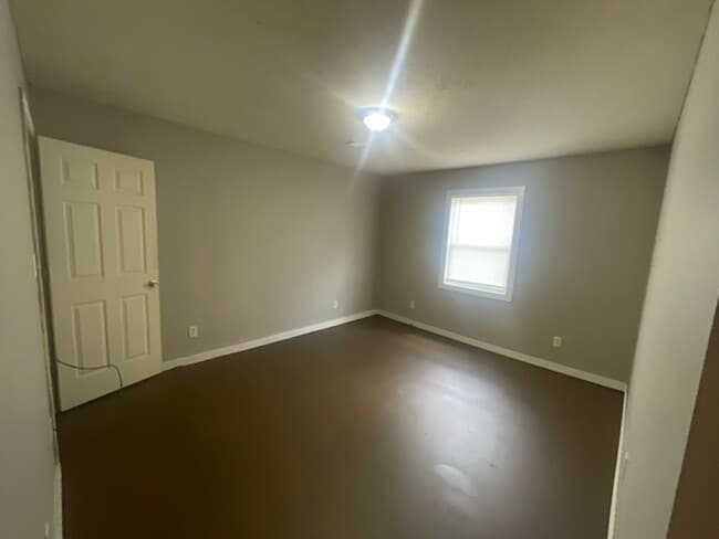 Building Photo - Renovated 2 Bedroom 1 Bath Unit for Rent!