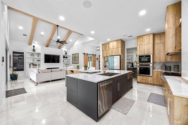 Building Photo - 32810 Oak Creek Dr