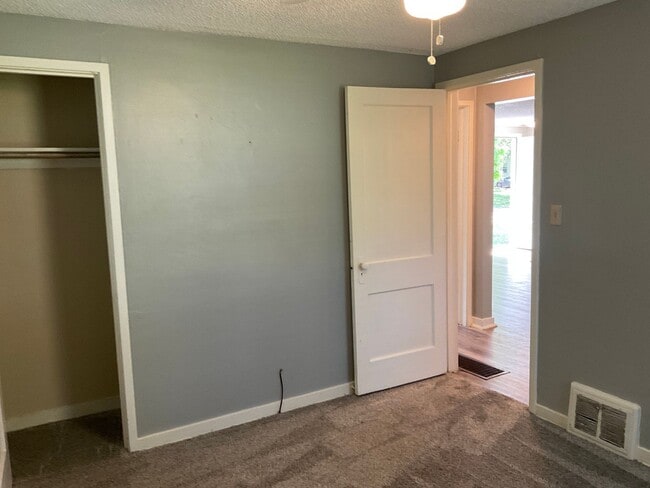 Building Photo - PRE-LEASING FOR APPROVED APPLICANTS! Great...