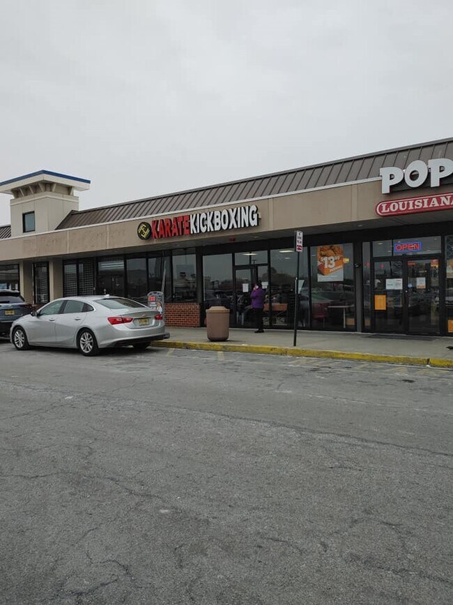 Building Photo - 450 Grand St