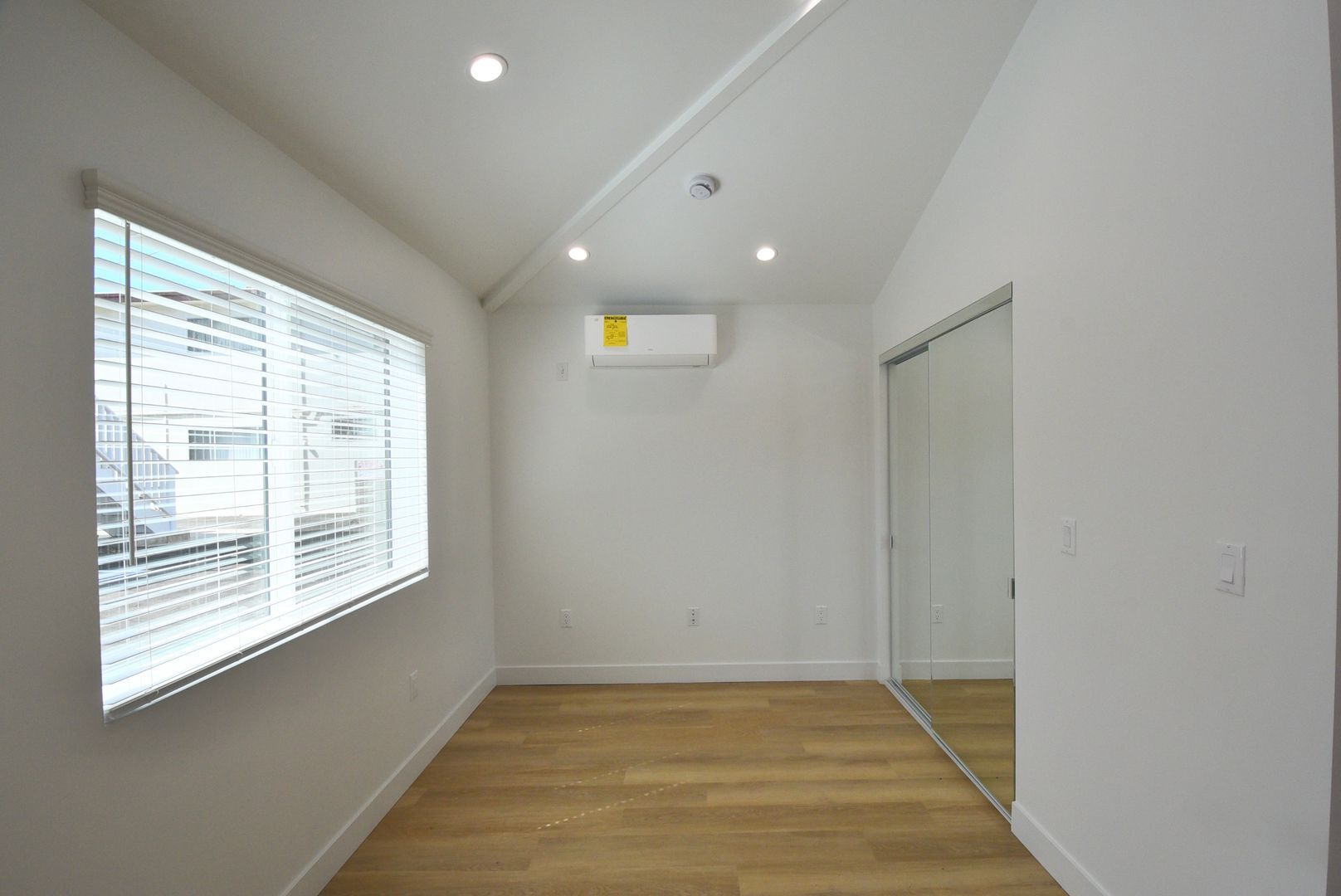 Building Photo - 10839 Moorpark St