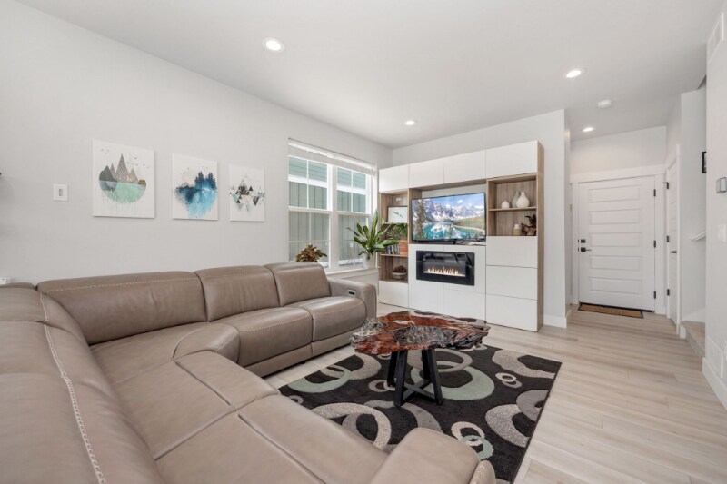 Building Photo - 685 Crossbill Dr