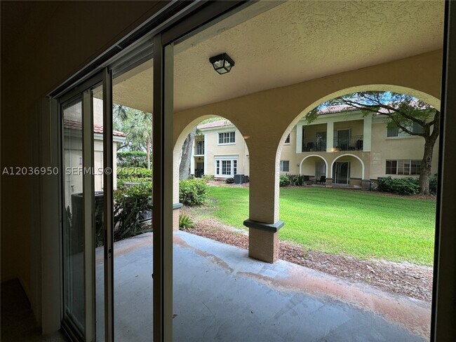 Building Photo - 2492 Centergate Dr