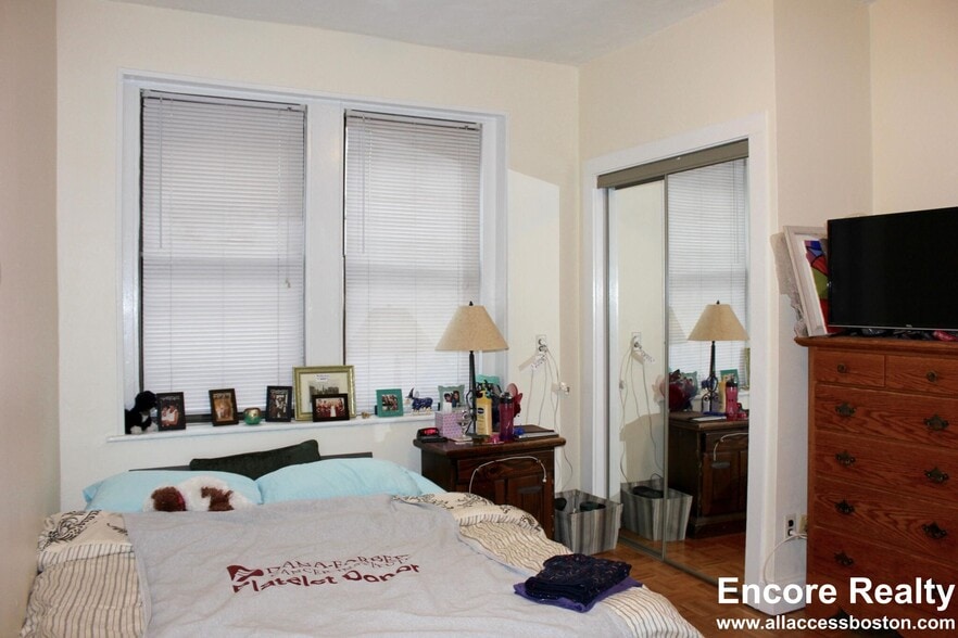 Building Photo - 40 Anderson St