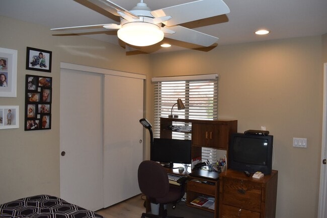 Building Photo - 2 Bedroom 2 Bath Single Story Golf Course ...