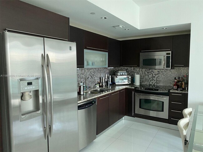 Building Photo - 950 Brickell Bay Dr