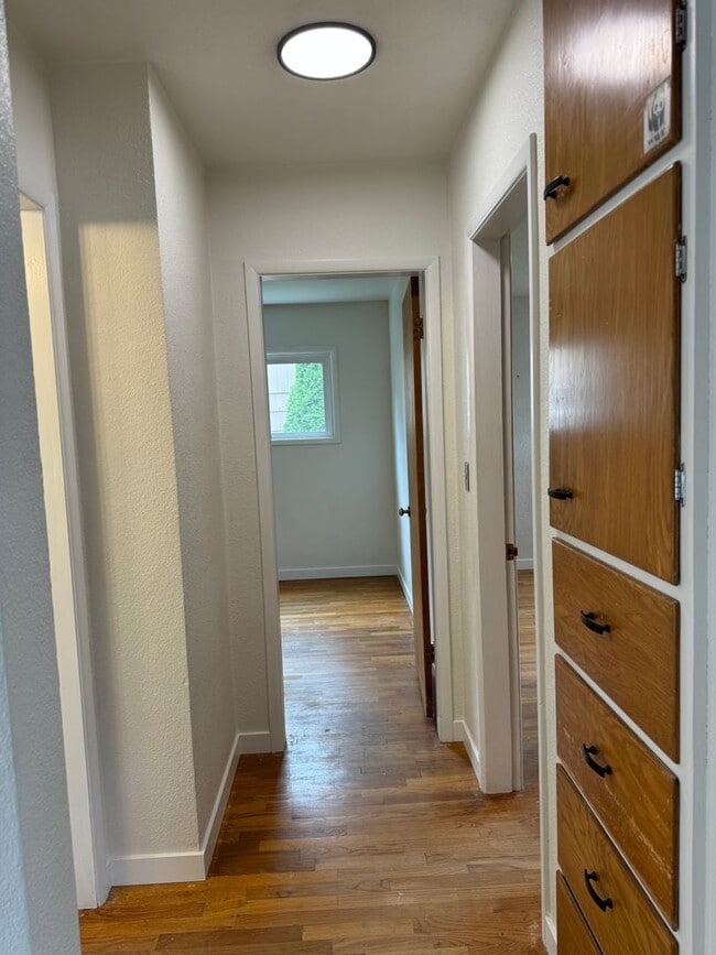 Building Photo - Beautiful 3 bedroom 1.5 bath house with a huge yard!