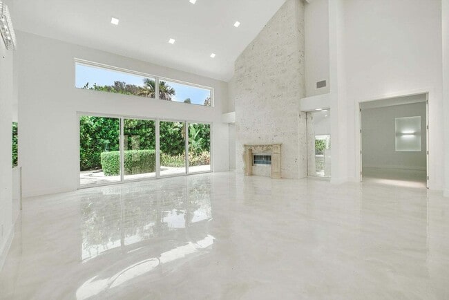 Building Photo - 7351 Valencia Dr