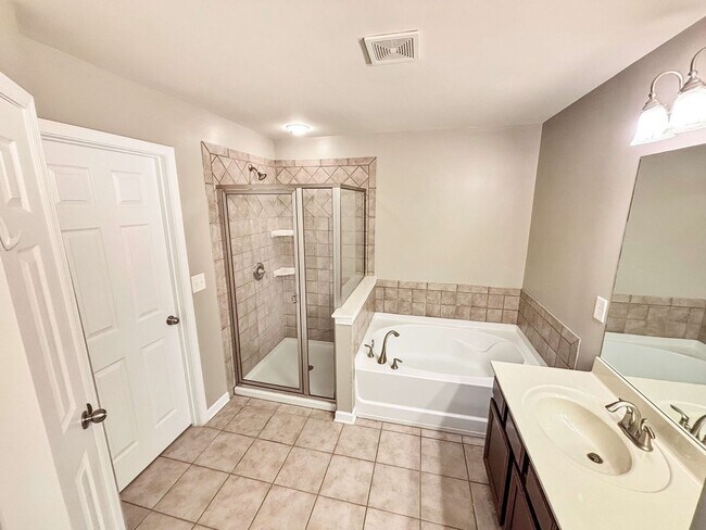 Building Photo - End Unit Townhome - 3BR, 2.5BA with Garage