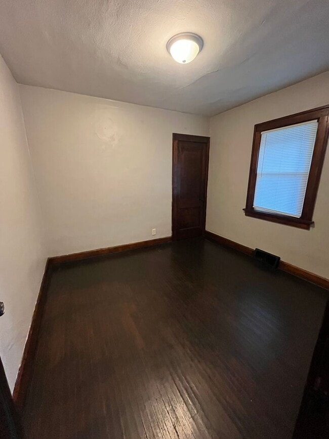 Building Photo - 2 bedroom home with garage available in Rockford