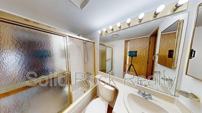 Building Photo - 935 Greenbrier Dr
