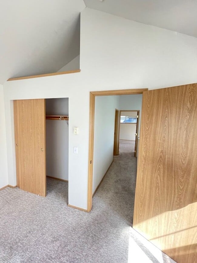 Building Photo - Charming and Spacious 3-Bedroom Townhome w...
