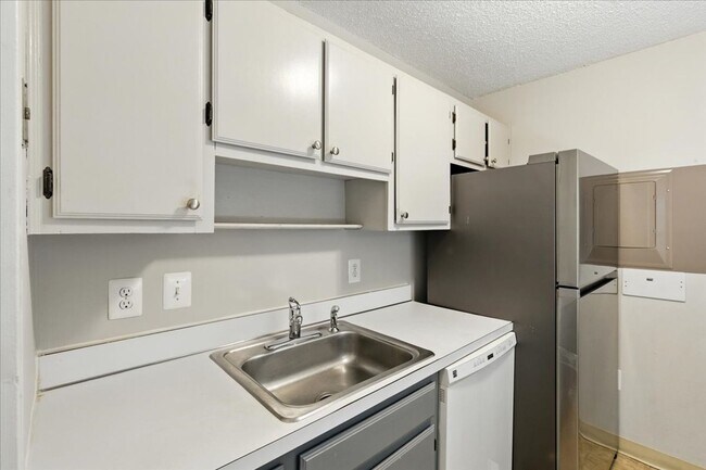 Building Photo - 1-bedroom, 1-bath condo