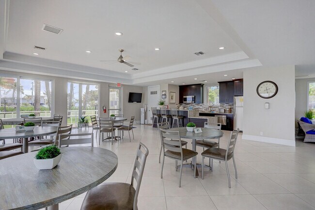 Building Photo - 333 NE 21st Ave