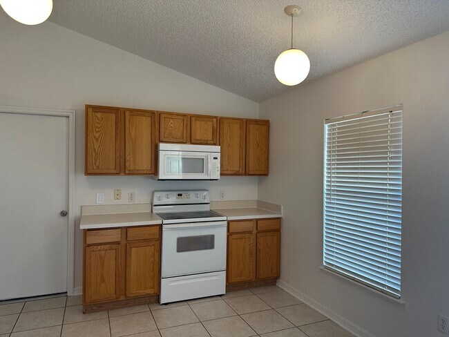 Building Photo - Move in condition 3 Bedroom 2 Bath 2 Car Garage Call Carole Arcaro 386-216-4900 Deltona Lakes Realty