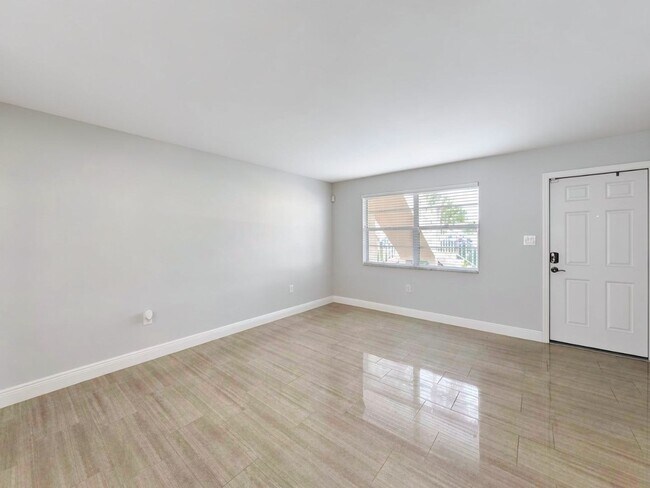 Building Photo - Remodeled First-Floor Condo Available Now in Naples