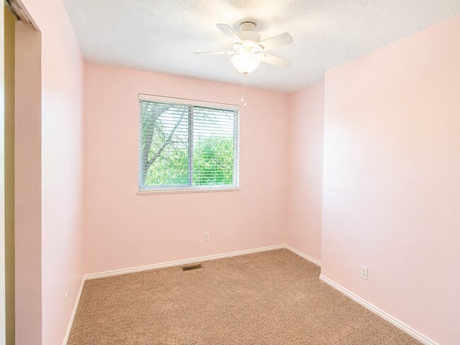 Building Photo - Charming 5-Bedroom Cul-de-Sac Home in Sandy with Garden Beds and Outdoor Space