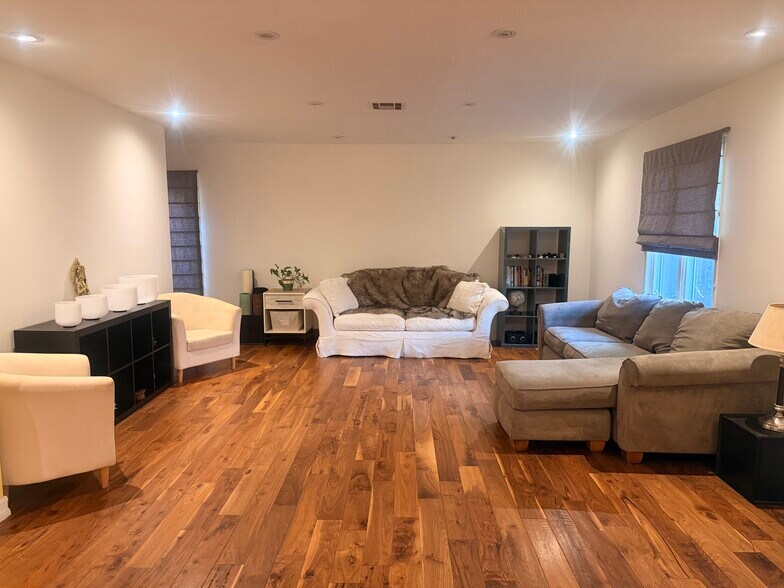 Building Photo - 22453 Clarendon St