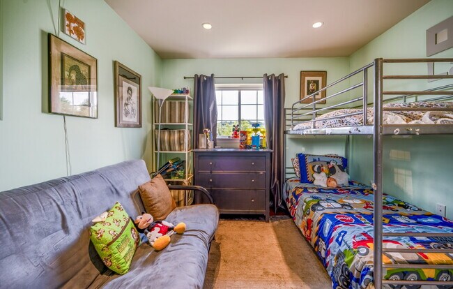 Building Photo - Charming Townhome with Unbeatable Amenities