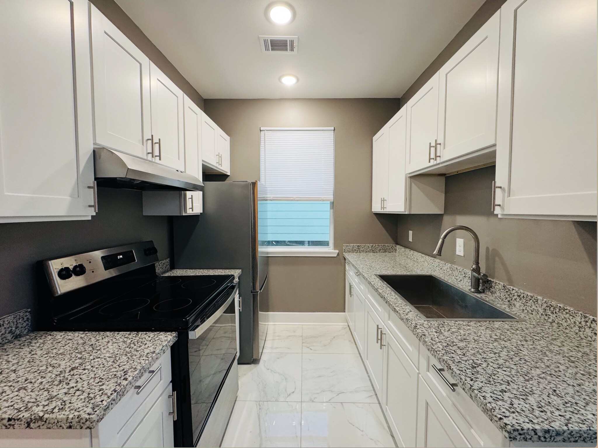 Building Photo - 860 France St