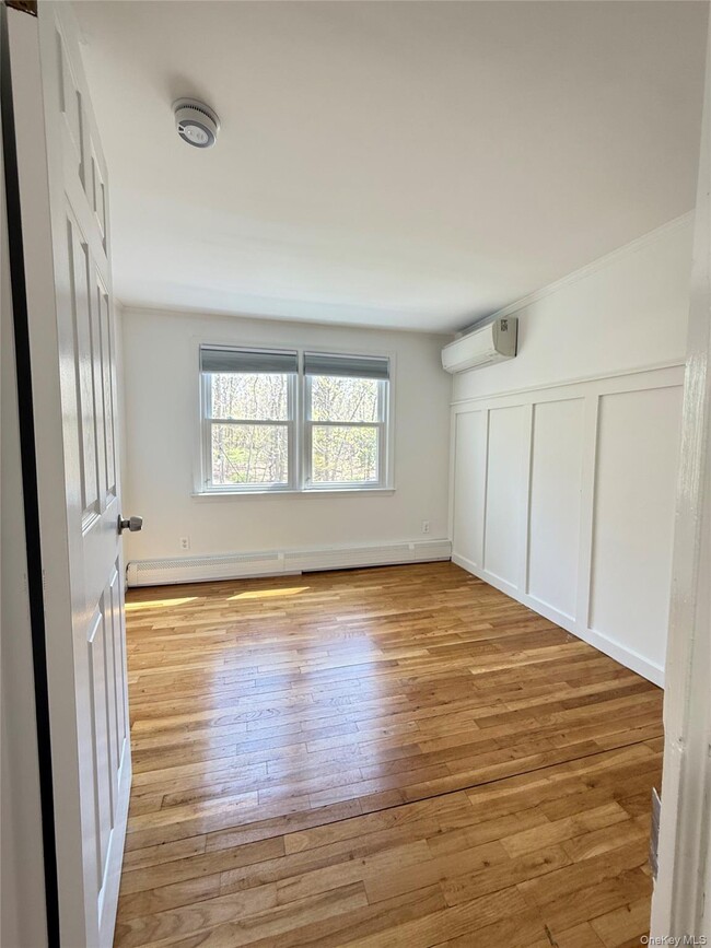 Building Photo - 18 Bayles Ave