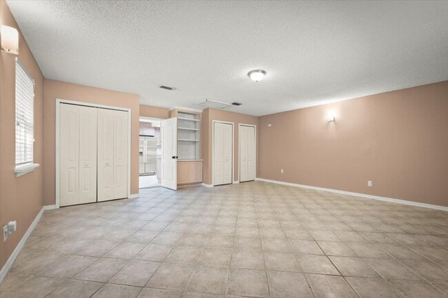 Building Photo - Beautiful 4BR Home with Fireplace, Screene...