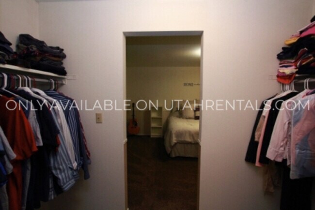 Building Photo - 258 W Garden Park