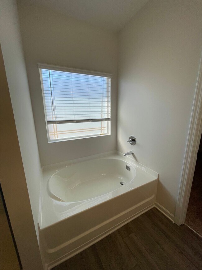 Building Photo - 7 Longbrook Dr.