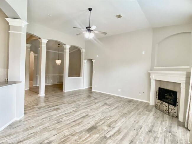 Building Photo - 7807 Highland Glen Dr