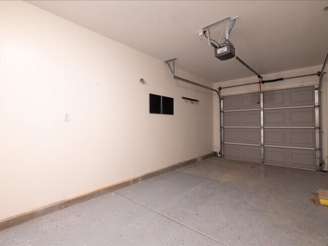 Building Photo - 3 Bedroom 2.5 Bath