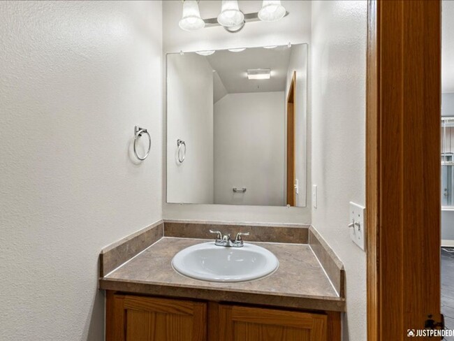Building Photo - Spacious & Updated 3 Bedroom Duplex Near M...