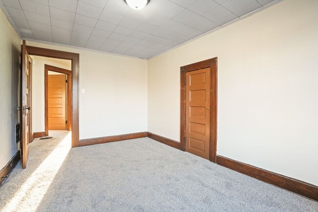 Building Photo - 3 BED 2 FULL BATH W/ OFFICE - AVAILABLE NOW