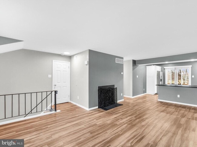 Building Photo - 572A Thrush Ct