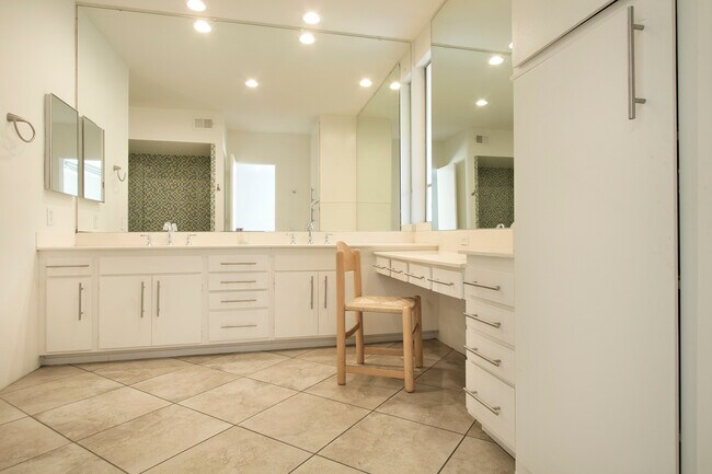 Main Bathroom with 2 sinks - 501 Desert Lakes Cir