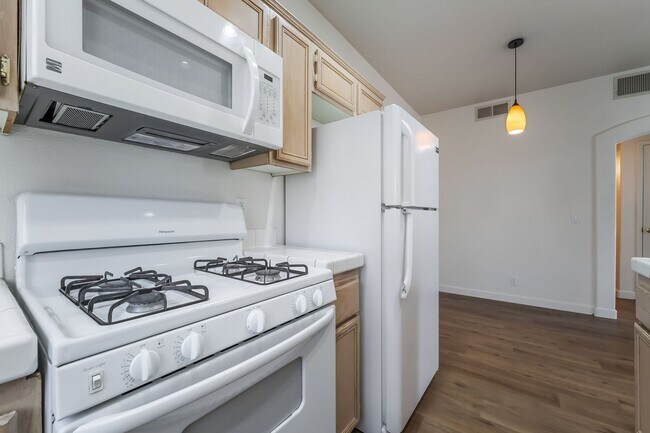 Building Photo - 2 bedroom remodeled condo in the Henderson...