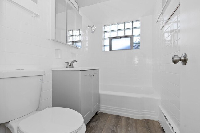 Interior Photo - 4444 W 59th St