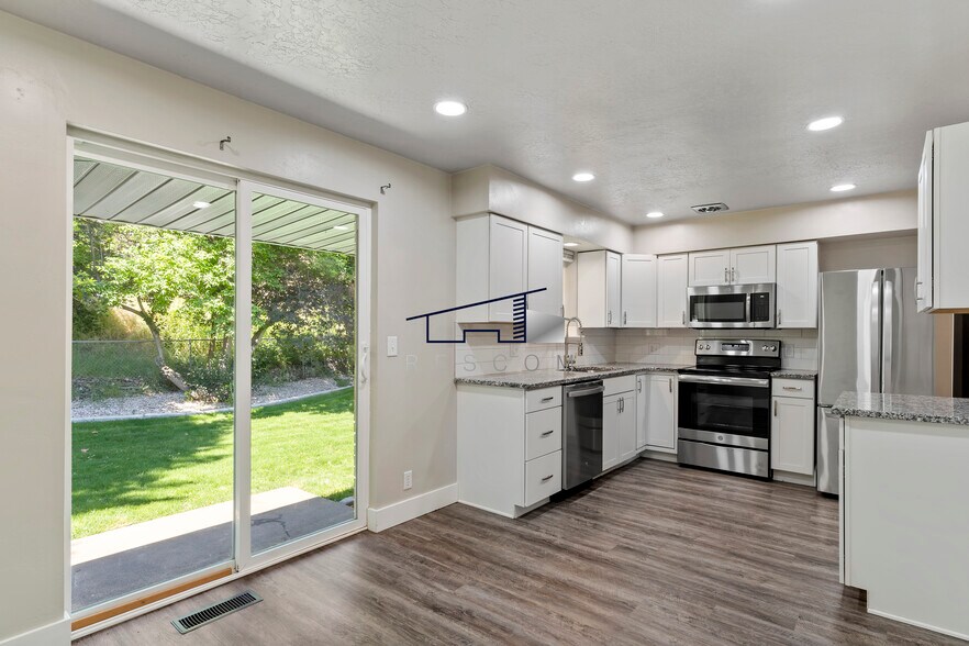 Building Photo - 1334 Henderson Dr